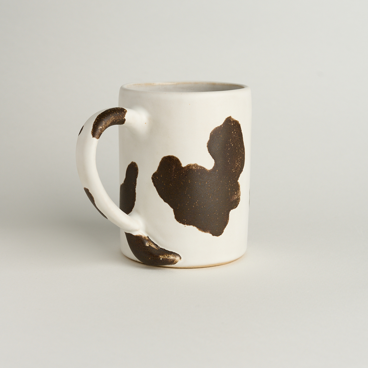 Кружка прямая, Коровка темная 450 мл. - фотография товара