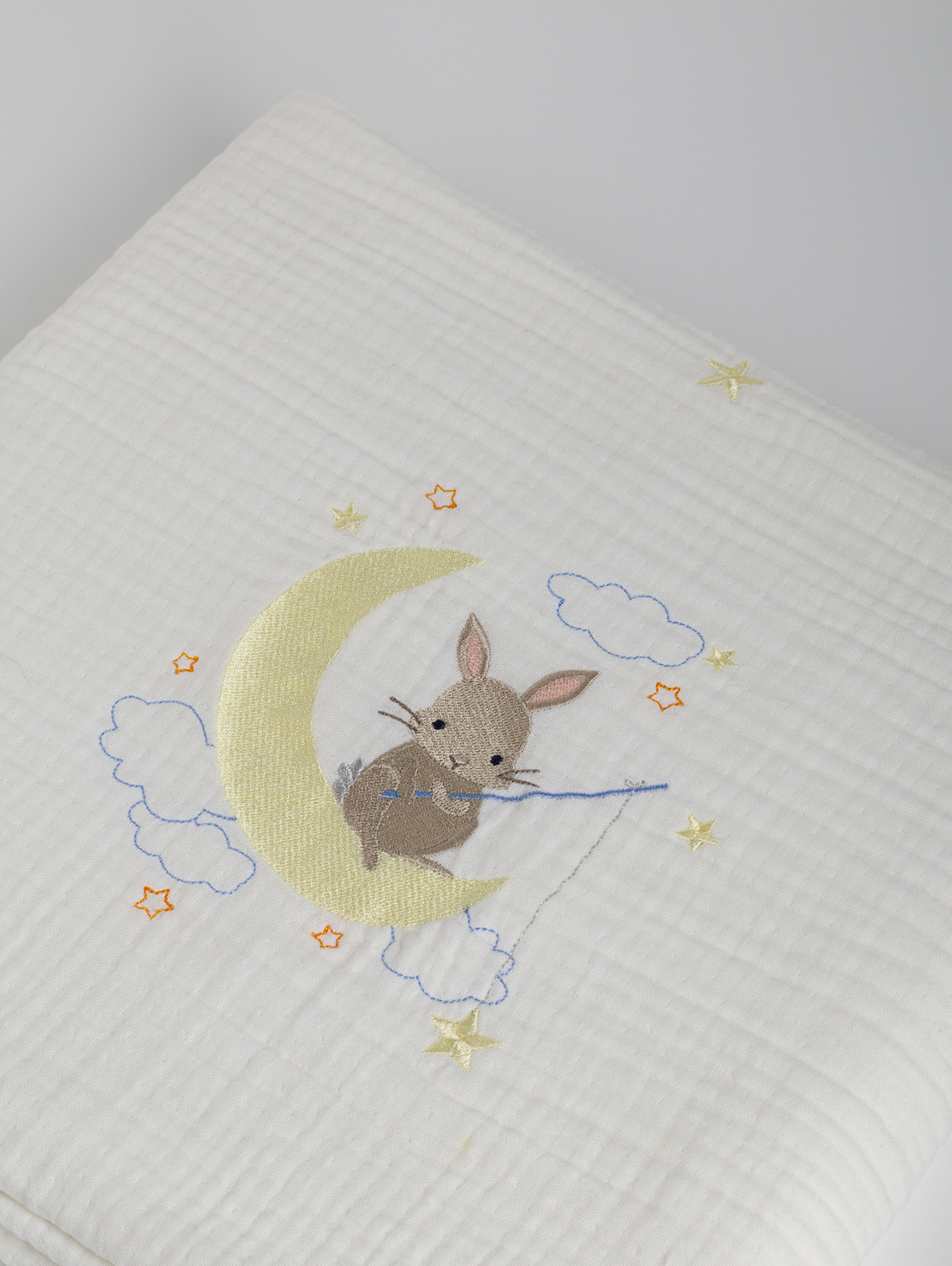 Плед «Лунная рыбалка с зайчонком» Молочный 105×105см - фотография товара