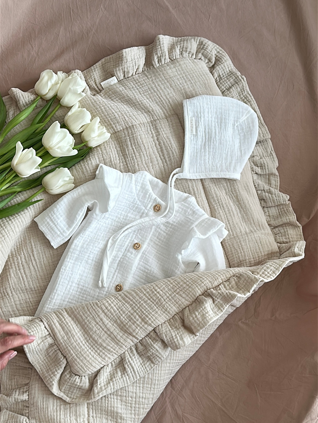 Комплект на выписку из муслина "Бежевый" с комбинезоном - фотография товара