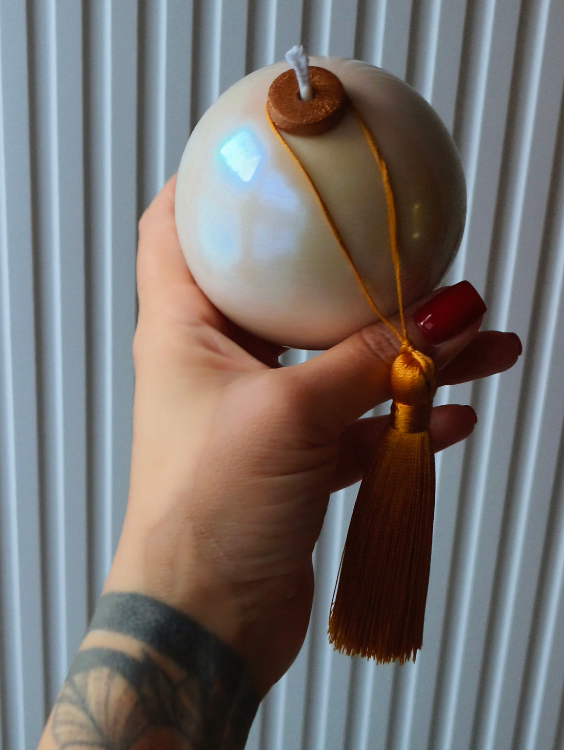 Свеча "Новогодний керамический шар" жемчуг - фотография товара