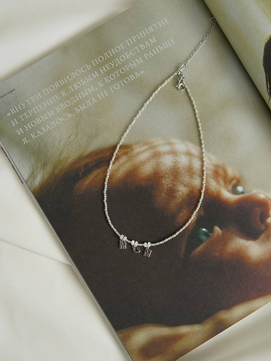 Чокер с буквами MOM