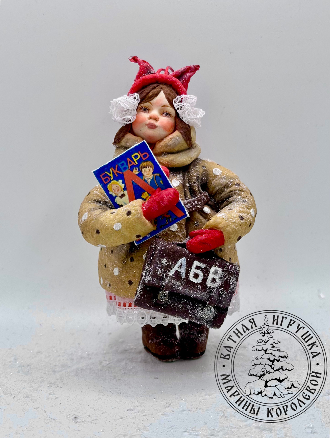 Ватная игрушка «Школьница с букварем» - фотография товара