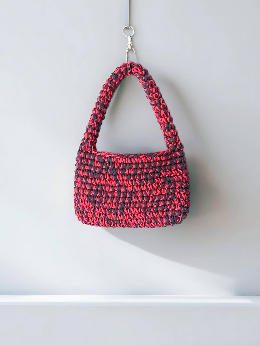 Сумка-багет с объемной круглой ручкой - фотография товара