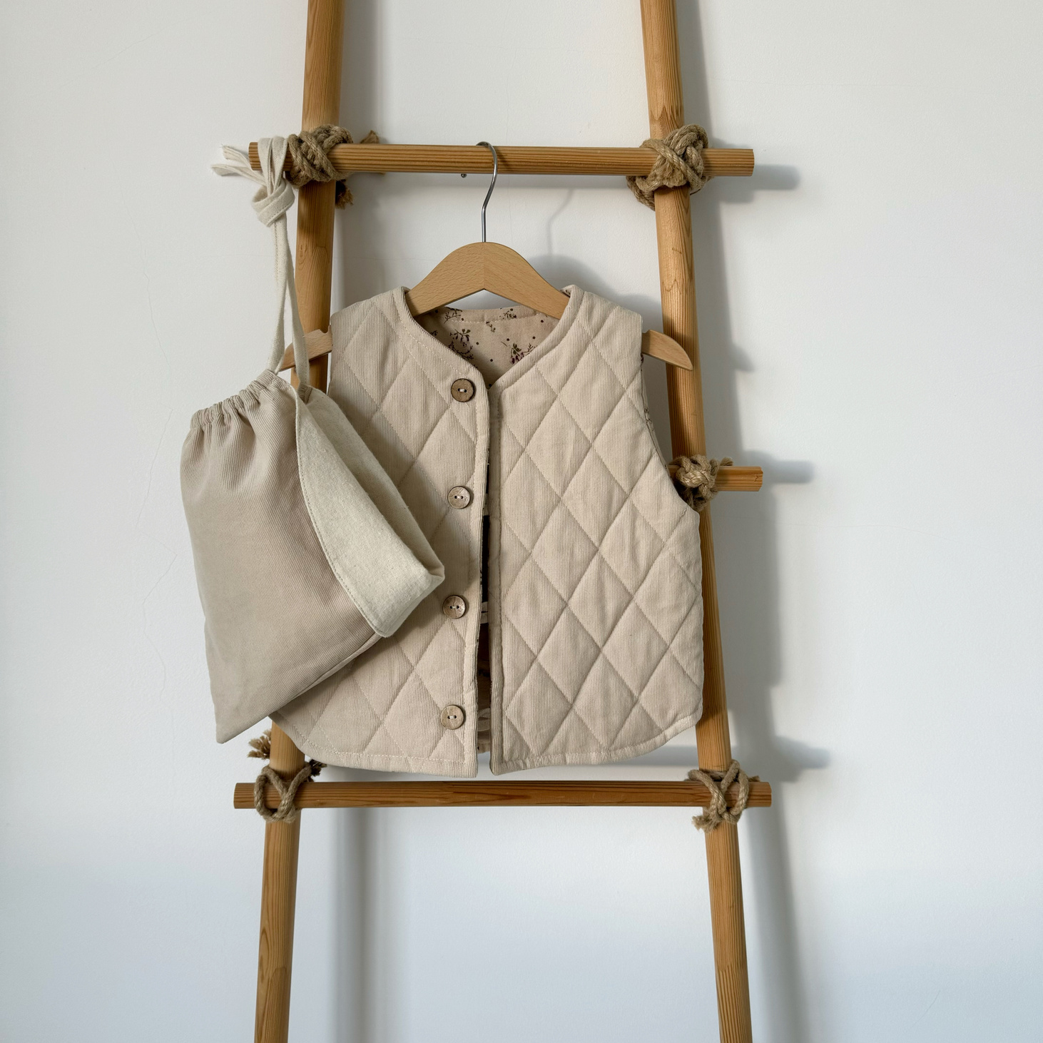 Жилет стеганый «молочный раф» - фотография товара