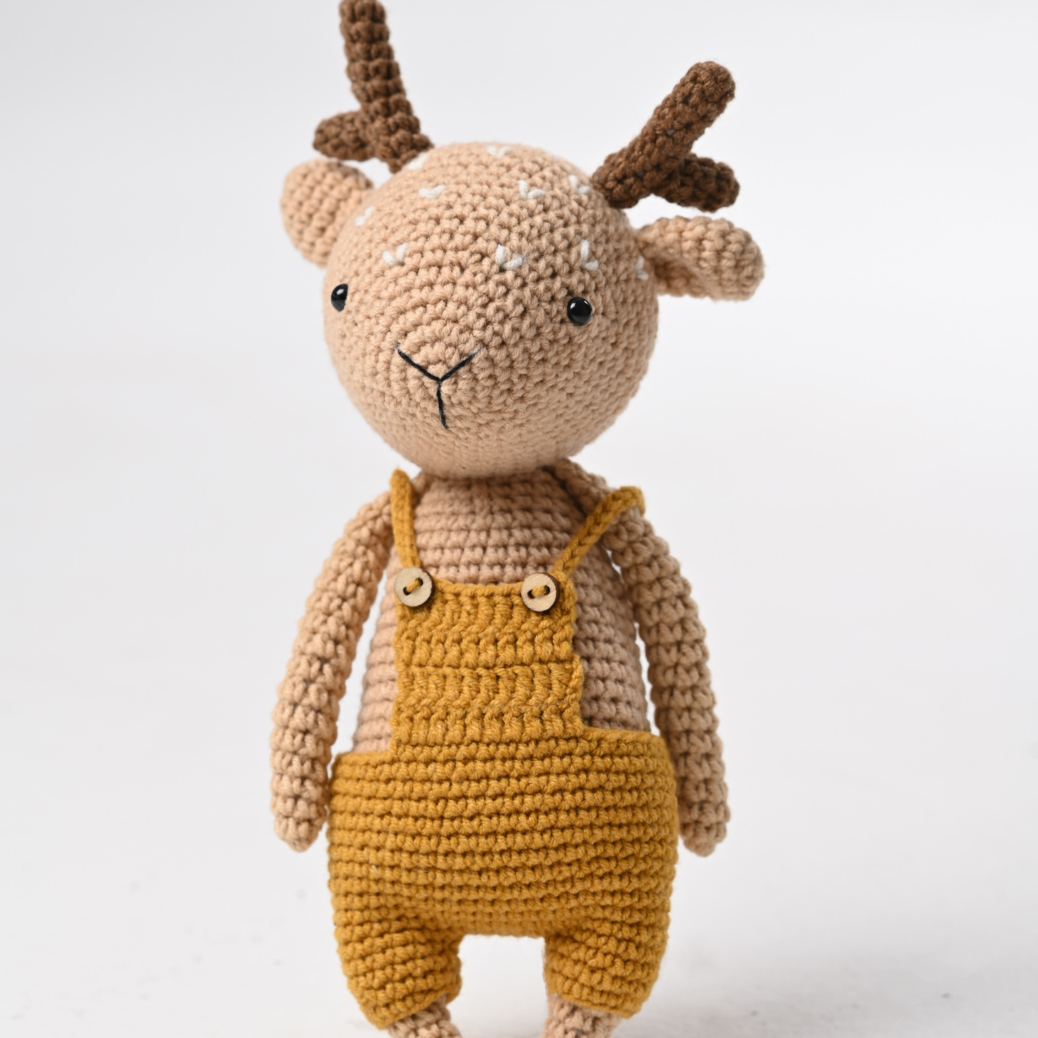 Игрушка "Олень в горчичном из семейства зверят" - фотография товара