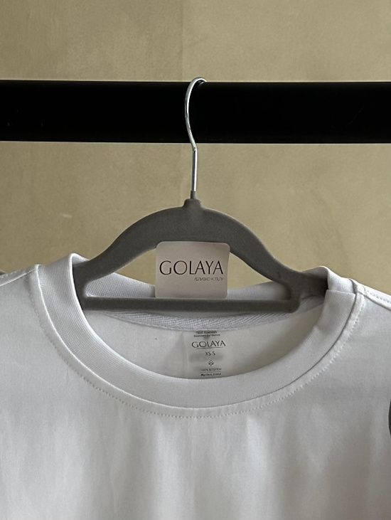 Базовая футболка с глянцевыми нитями GOLAYA