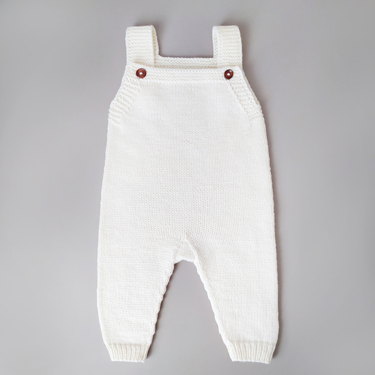 Вязаный комбинезон для новорожденных