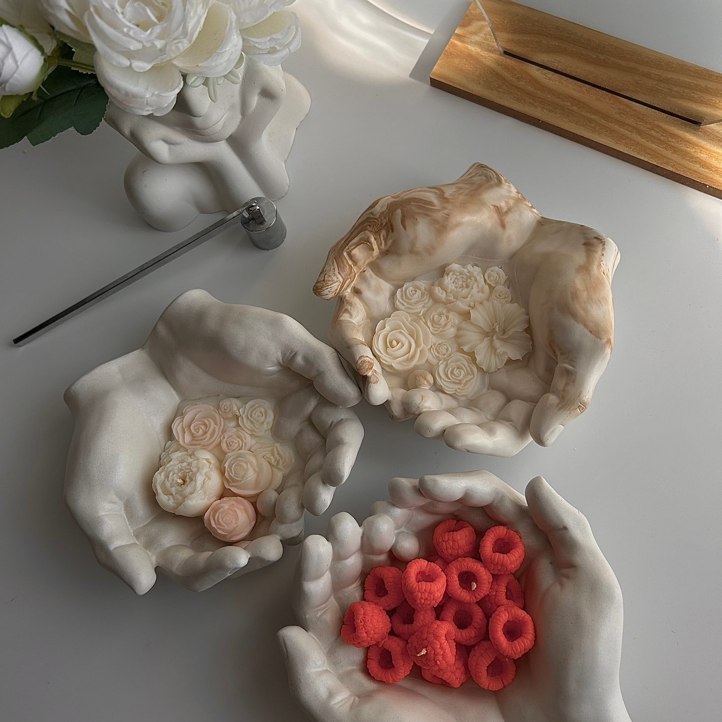 Авторская свеча в руках - фотография товара