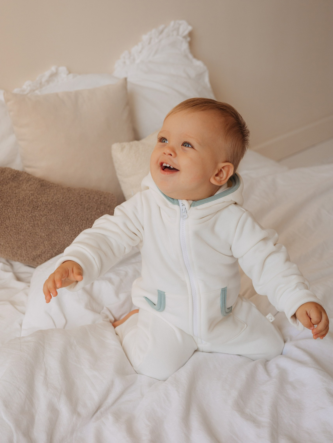 Молочный комбинезон из футера с мятной окантовкой - фотография товара