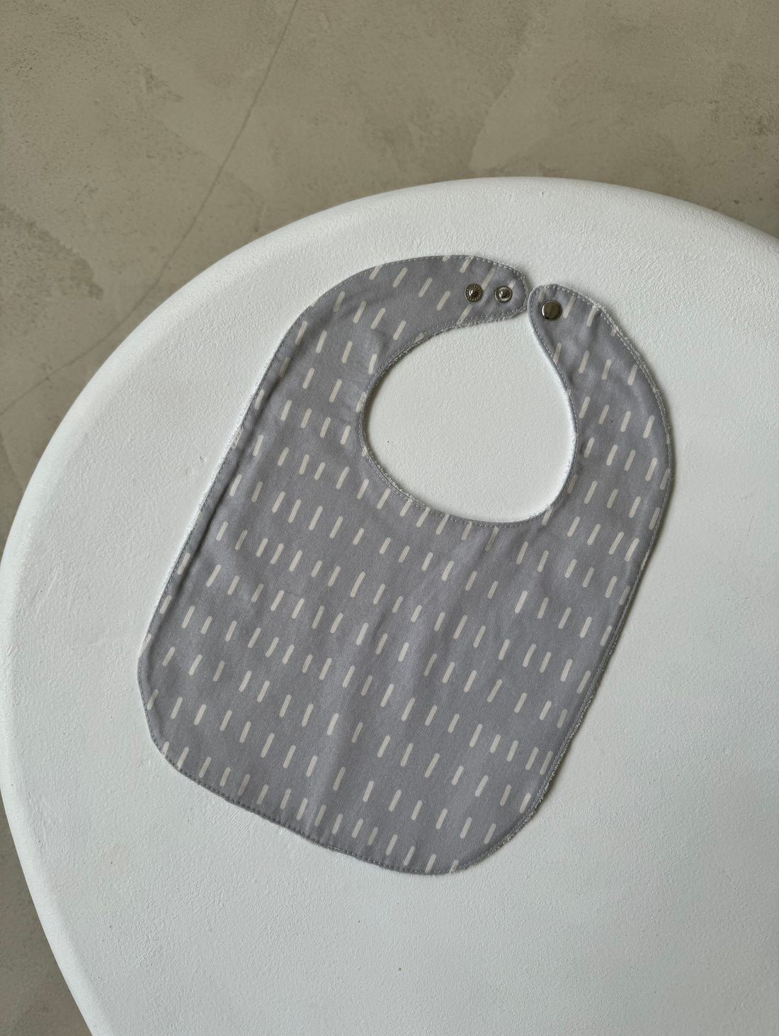 Непромокаемый слюнявчик «Штрих серый» - фотография товара