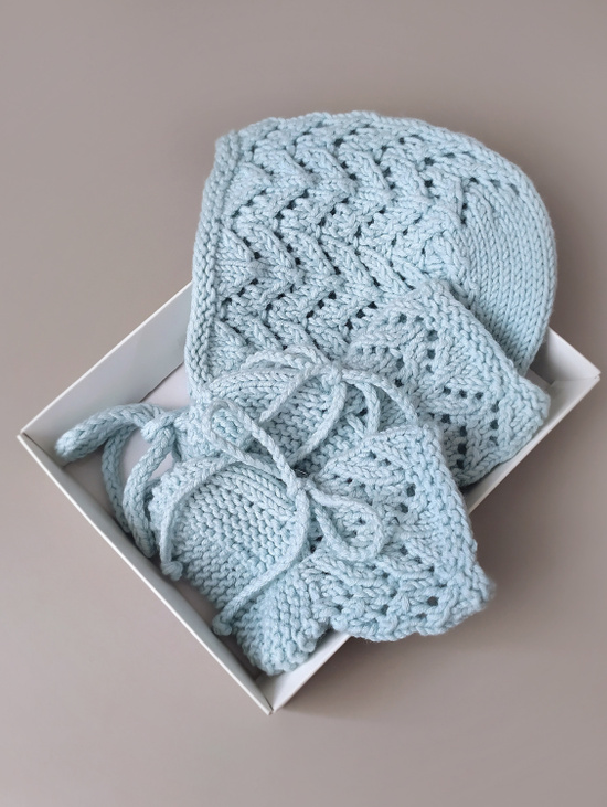 Комплект на выписку для мальчика - чепчик и пинетки