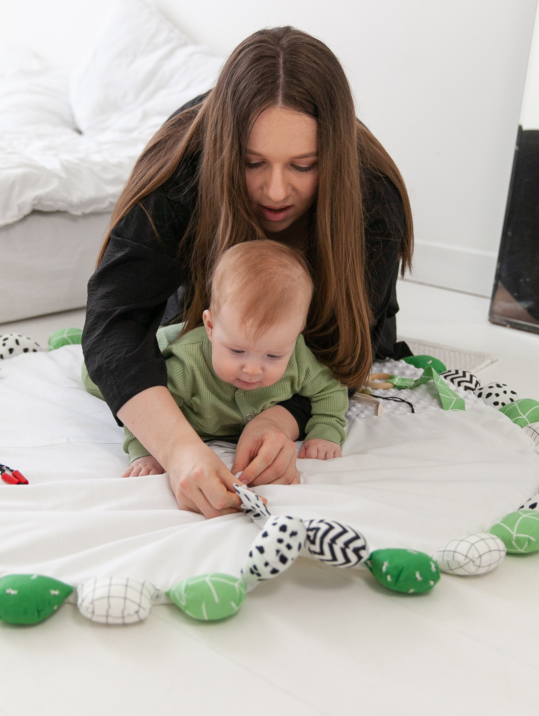 Развивающий коврик и тренажер с игрушками "Зелень" - фотография товара