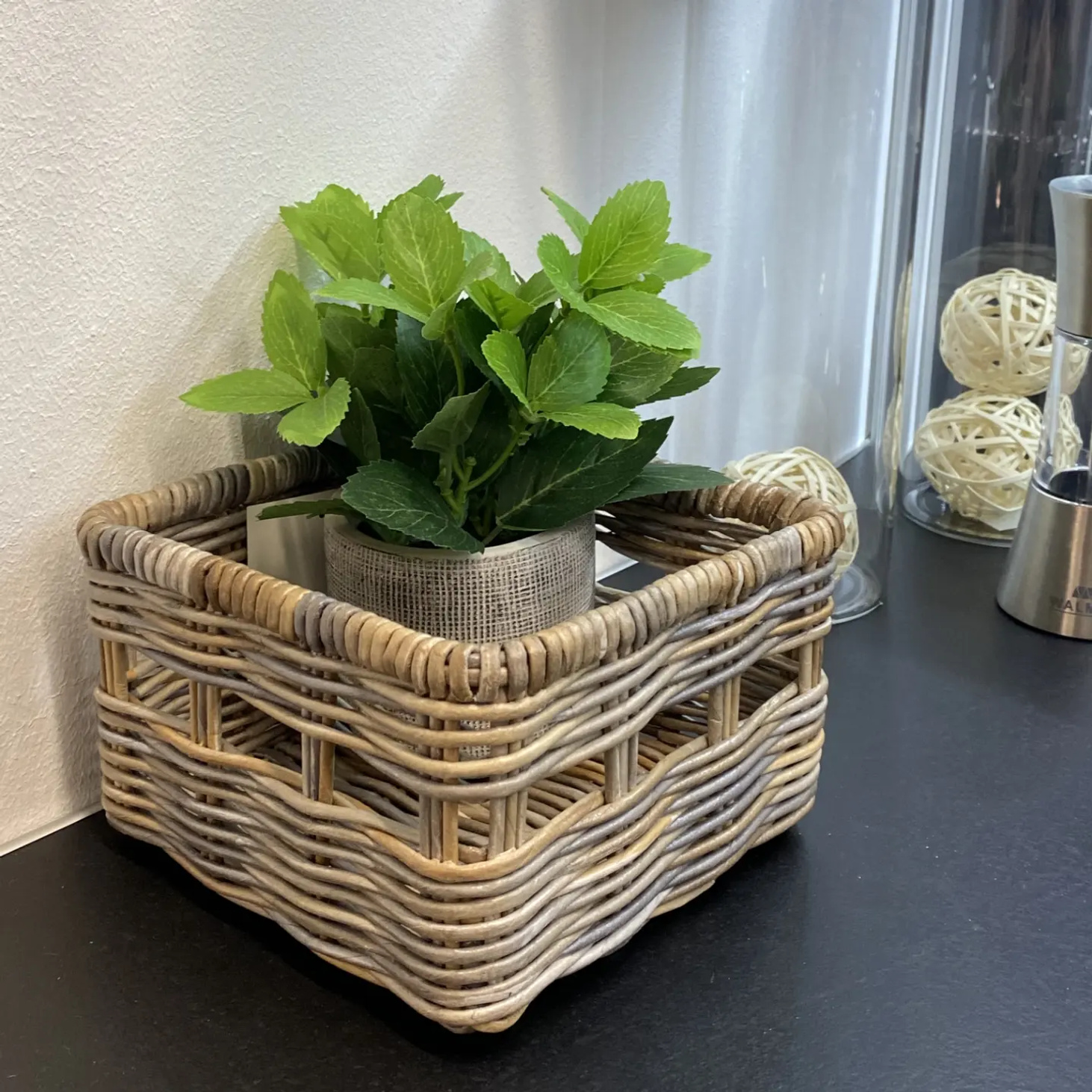 Маленькая плетеная корзинка для мелочей - фотография товара