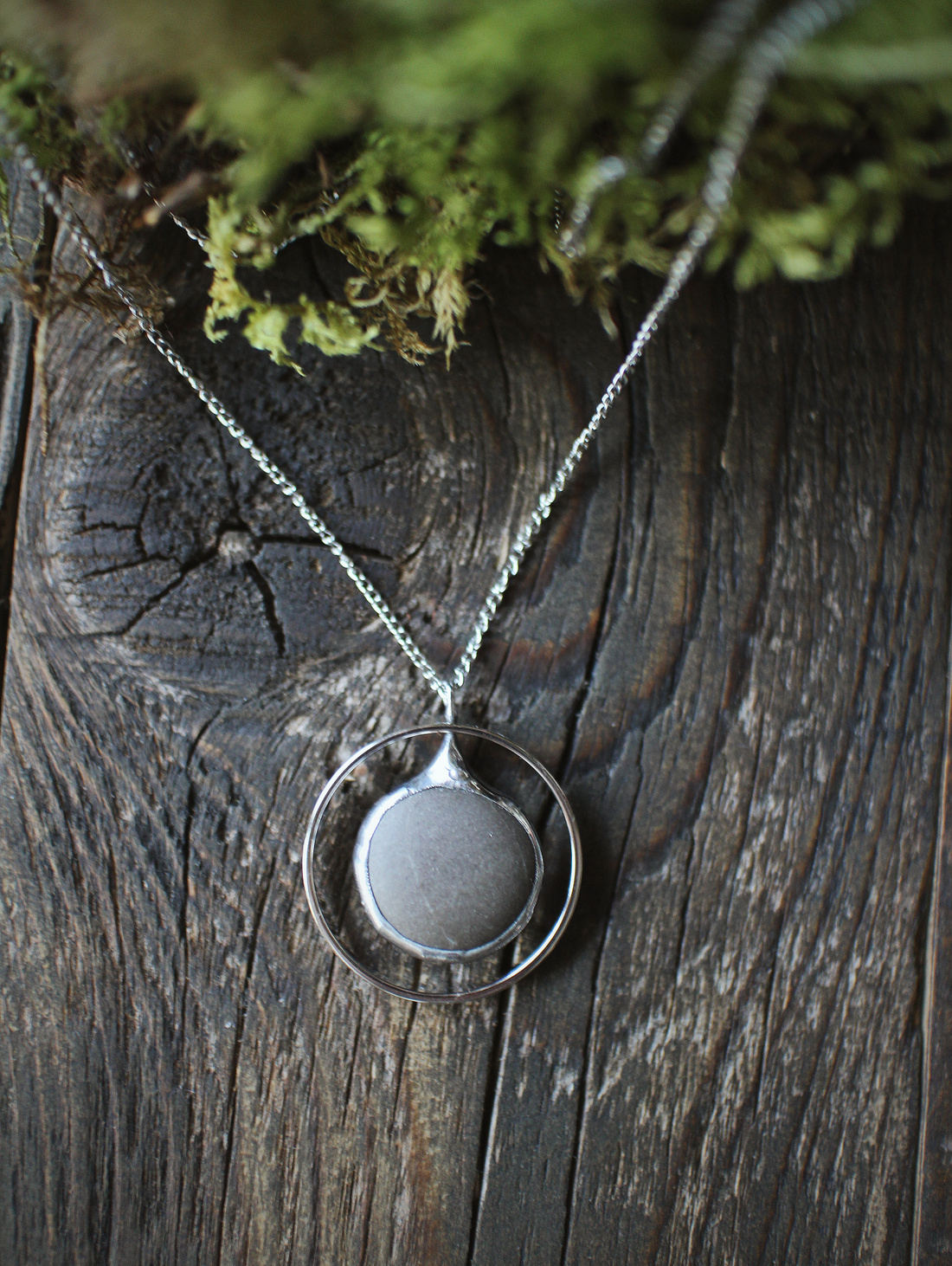 Кулон из морской гальки и металла "Маховик времени" - фотография товара