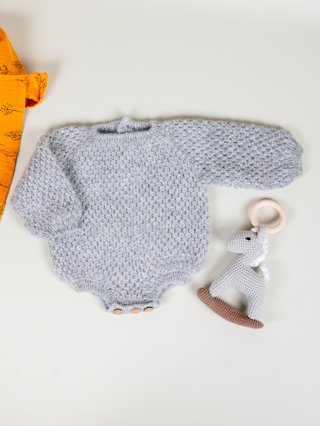 Подарочный набор "Вязаный ромпер и погремушка" - фотография товара