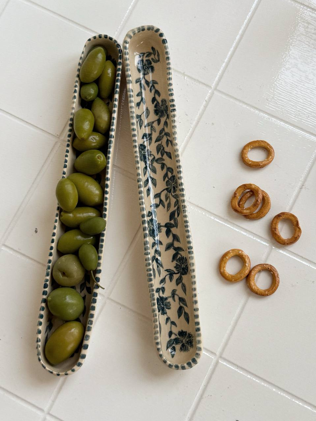 Узкая вытянутая тарелка под оливки большая - фотография товара