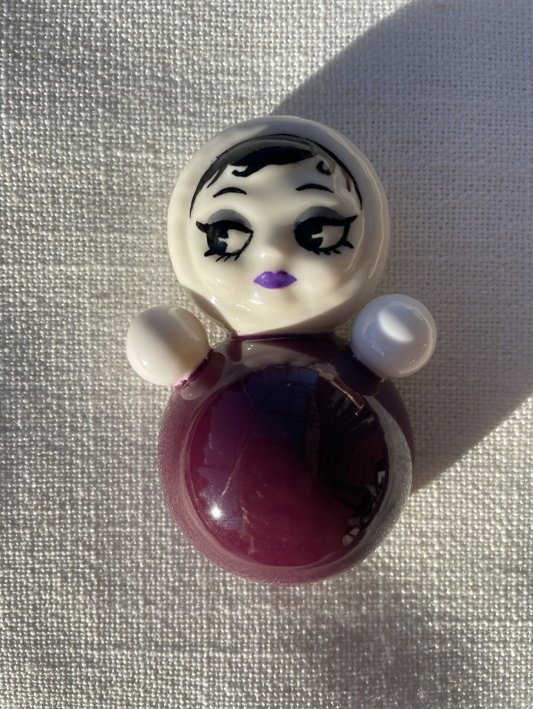 Брошь «Неваляшка-матрешка Бордо» в русском стиле - фотография товара