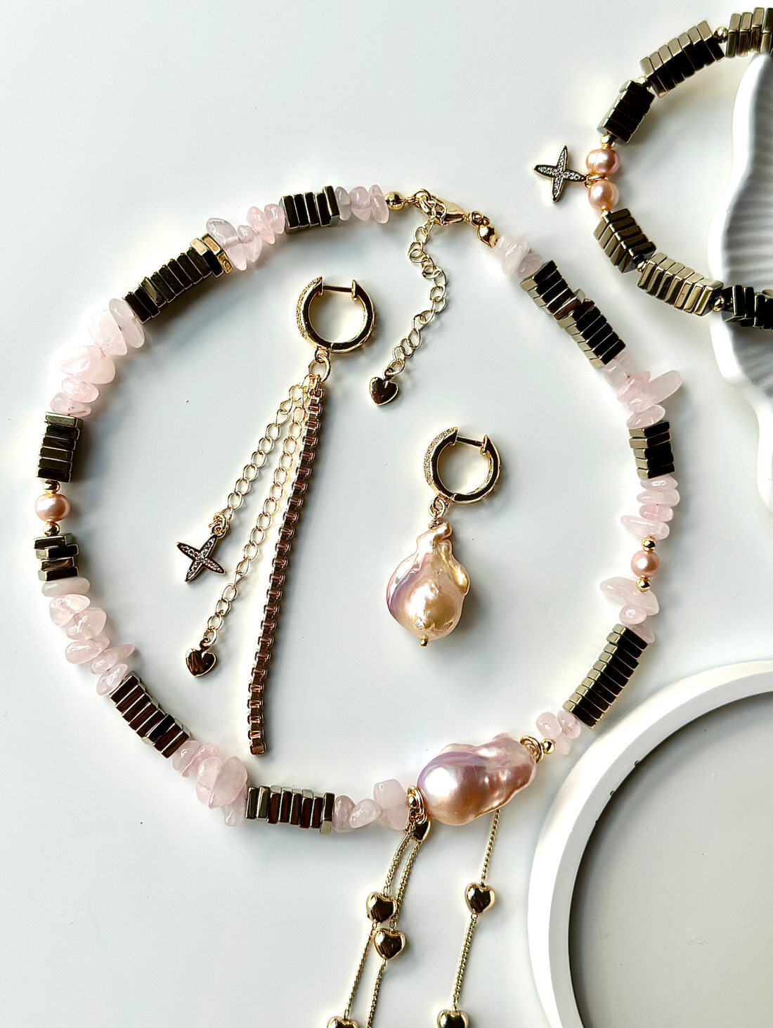 Колье из гематита, розового кварца и жемчуга - фотография товара