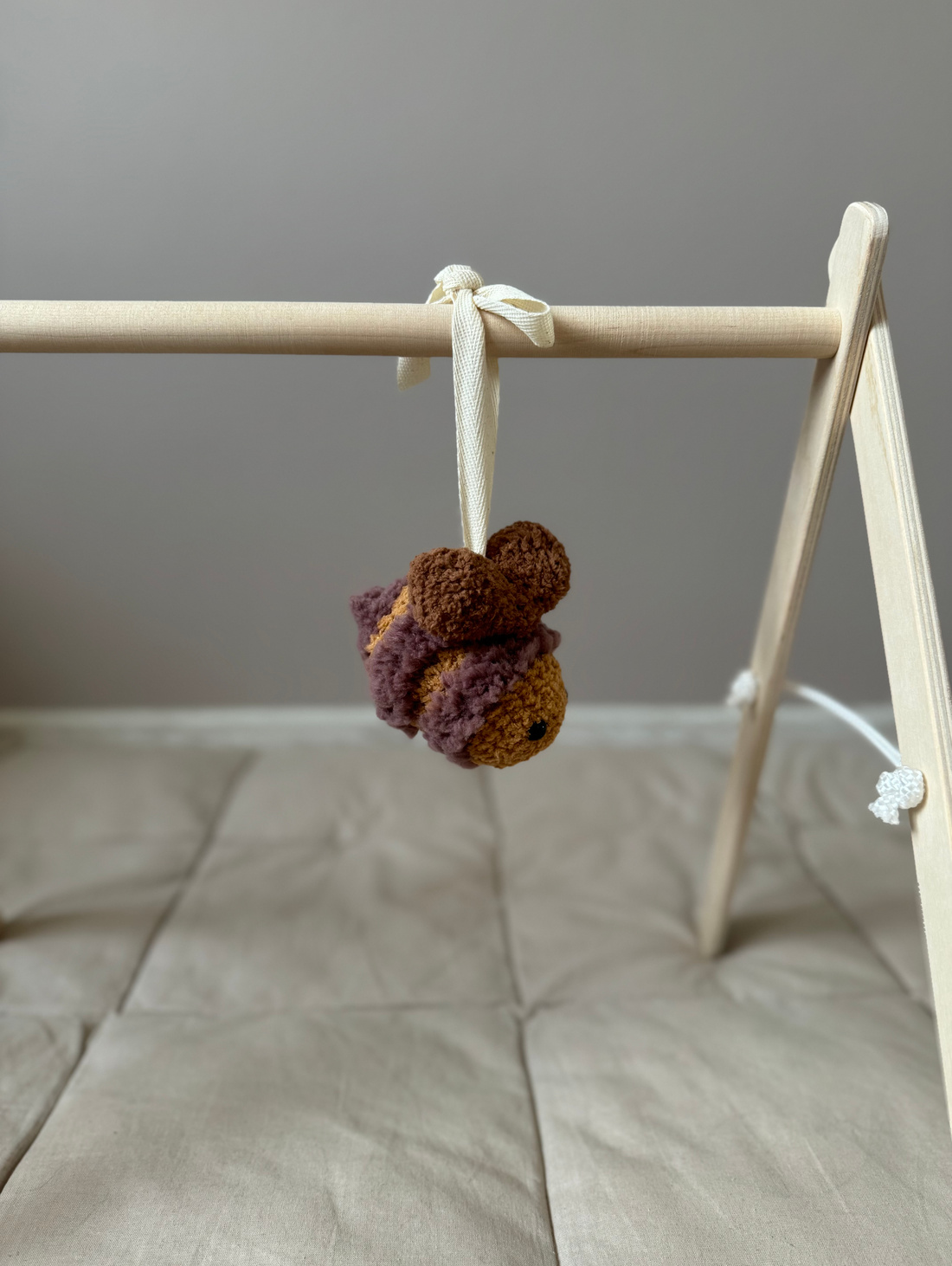 Интерактивная игрушка "Пчелка" в коричневых оттенках - фотография товара