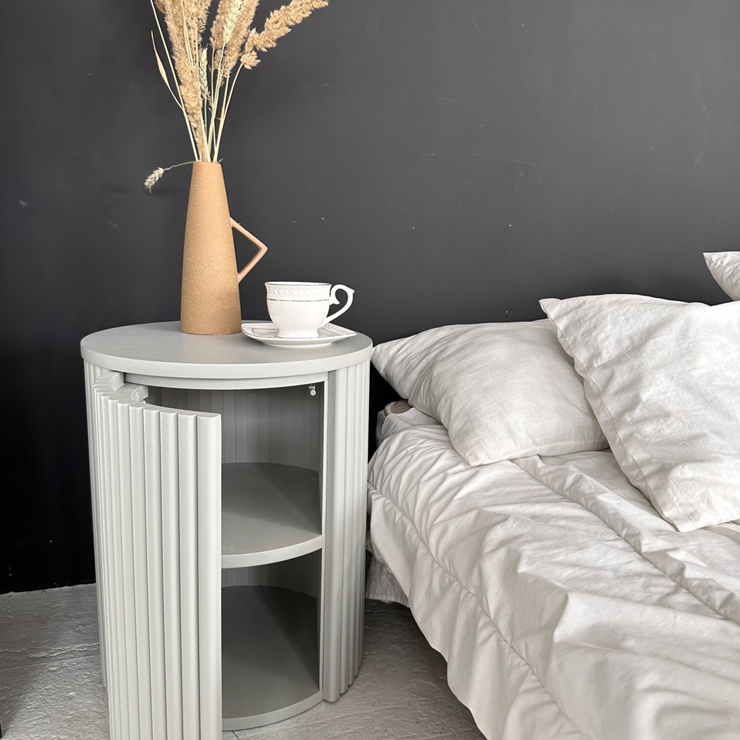 Прикроватная тумба "Bellezza" круглая с полкой, левая - фотография товара