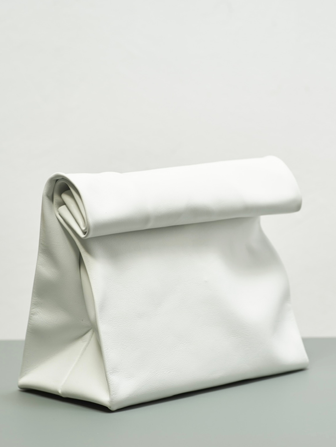 Крафт-пакет из натуральной кожи. Белый - фотография товара