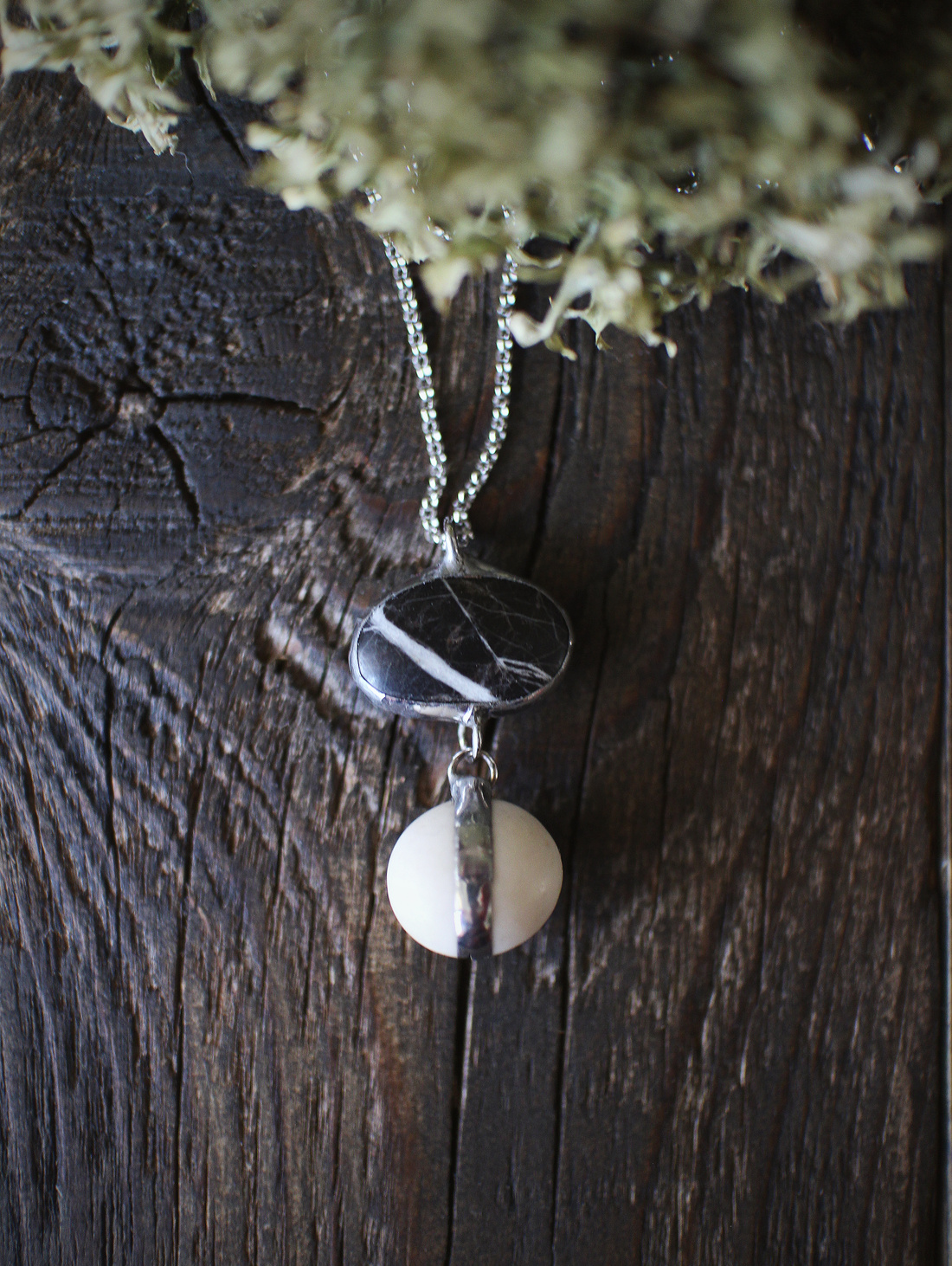 Подвеска из морской гальки "Полосы жизни" - фотография товара