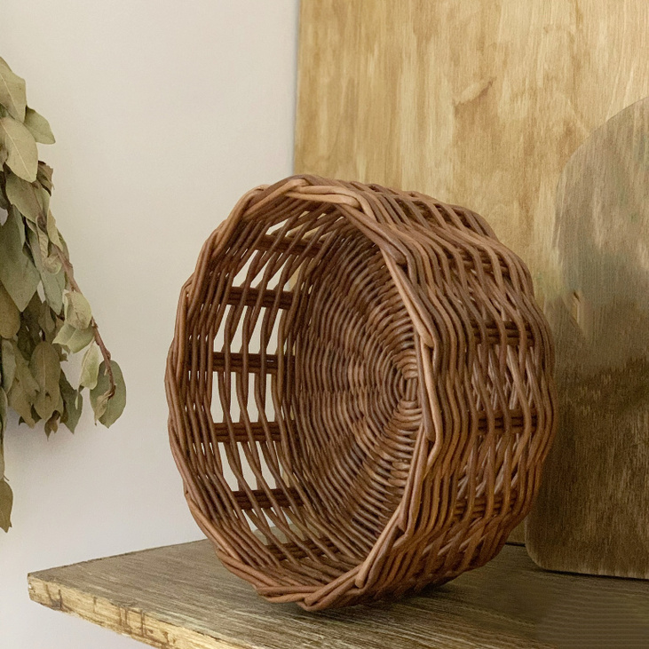 Круглая плетёная ажурная корзина