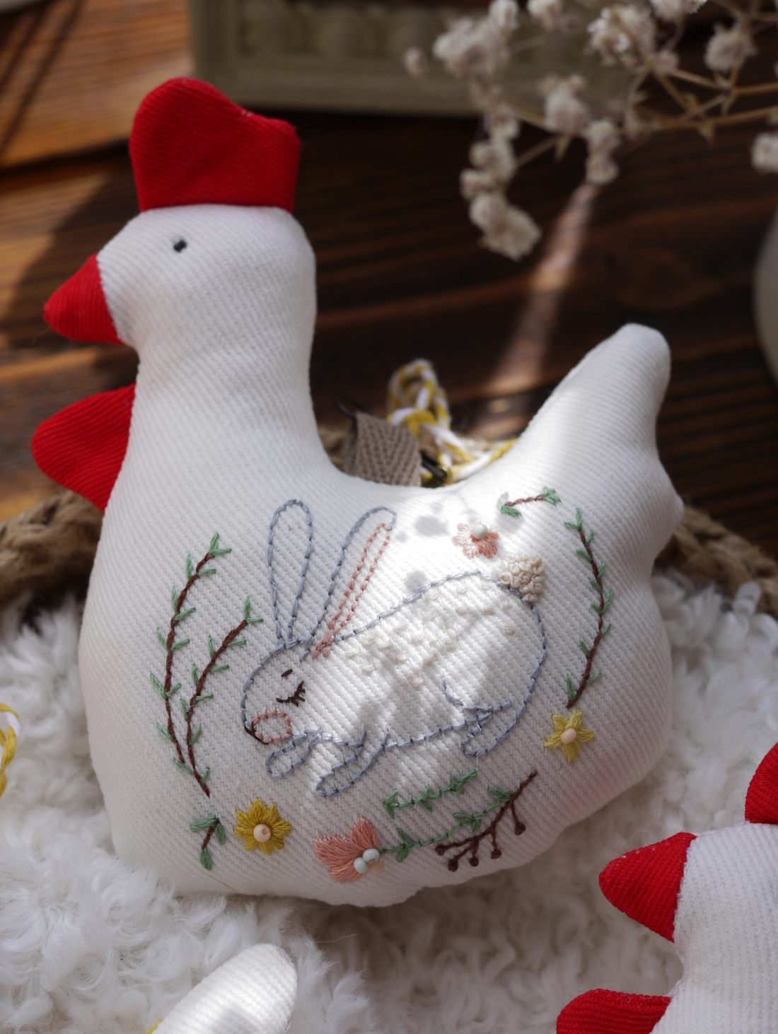 Милая курочка с авторской вышивкой Зайчик в цветах - фотография товара