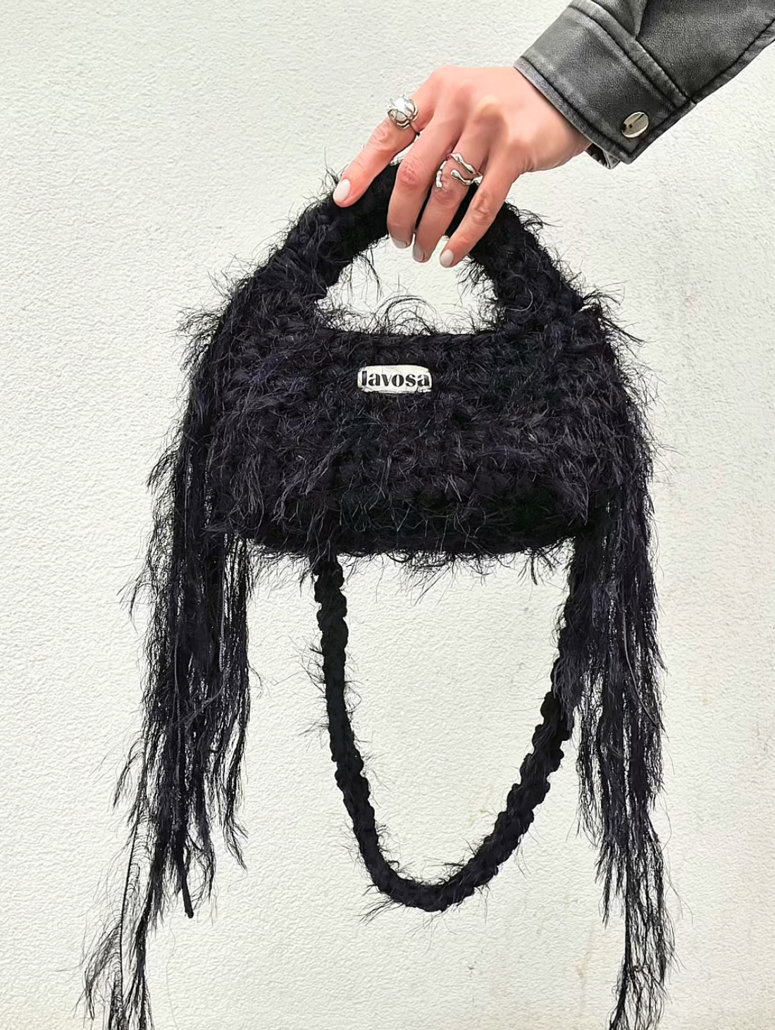Сумка кросс-боди пушистая черная "Love" - фотография товара