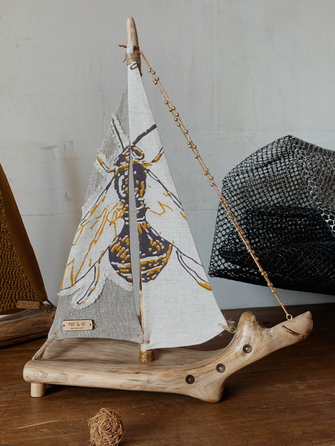 Интерьерный корабль "Пчелинный" - фотография товара