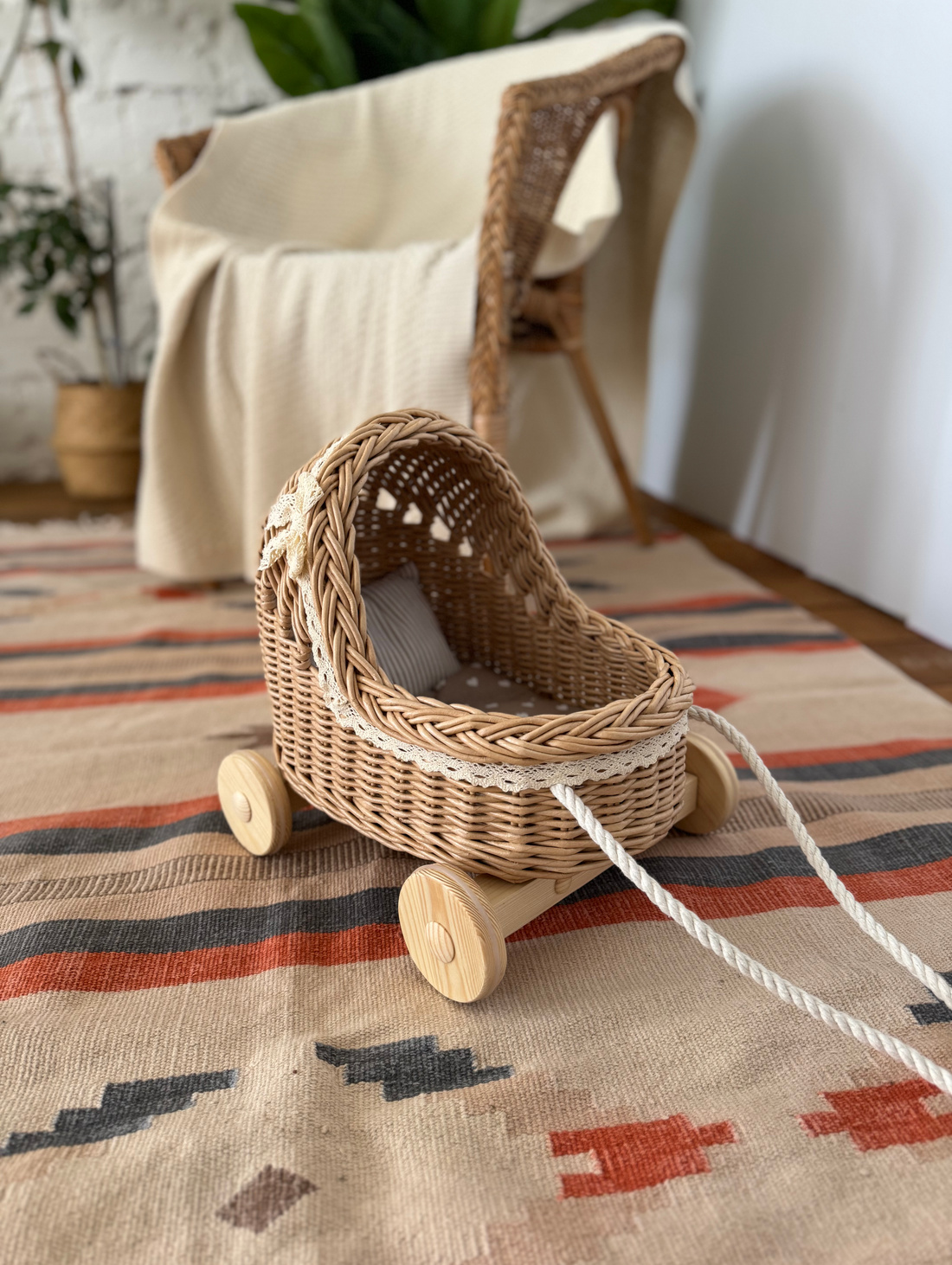 Плетеная коляска для кукол 30 см с постелькой. Люлька для кукол - фотография товара