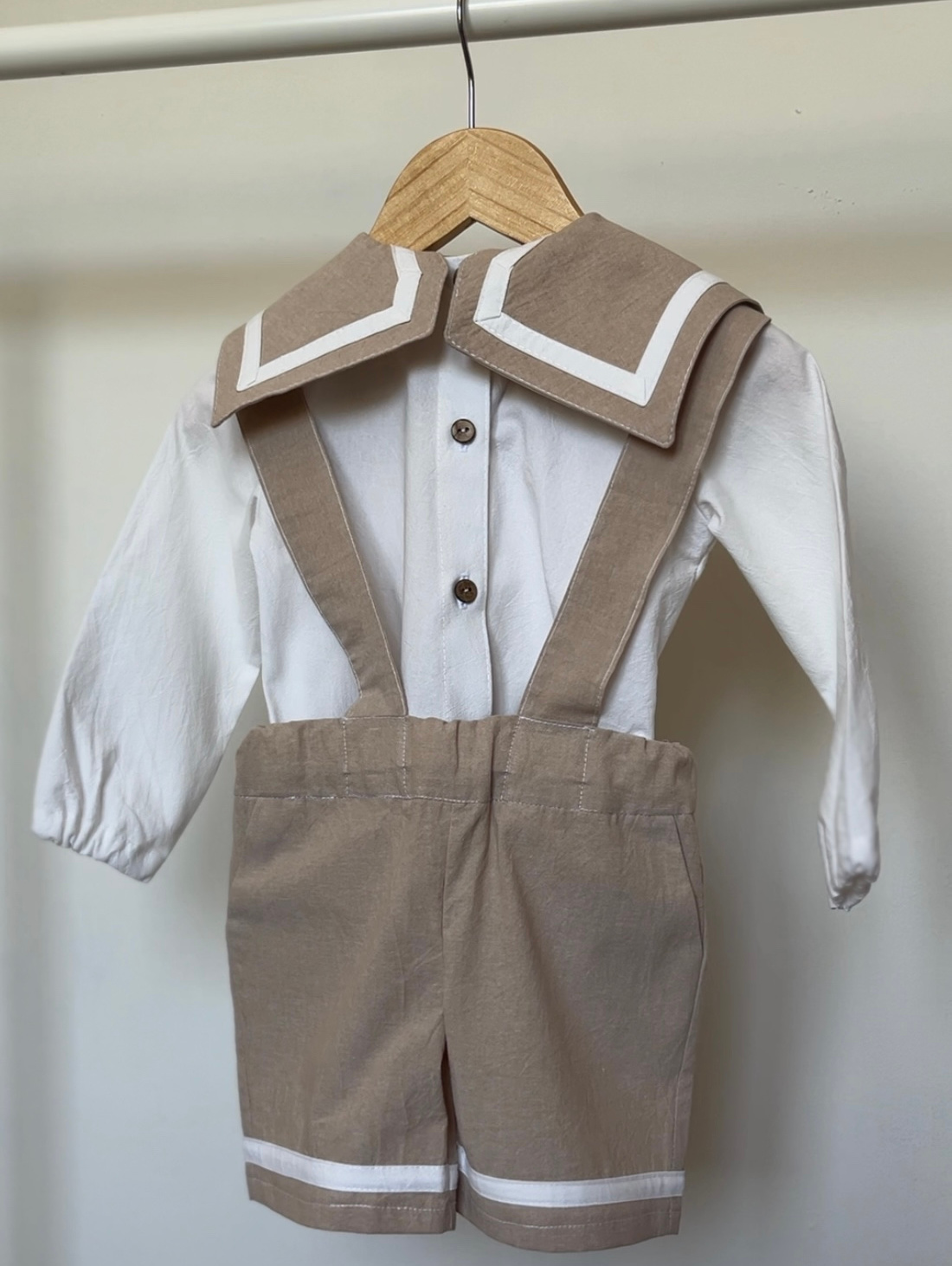 Бежевый комплект для мальчика «Морячок» - фотография товара