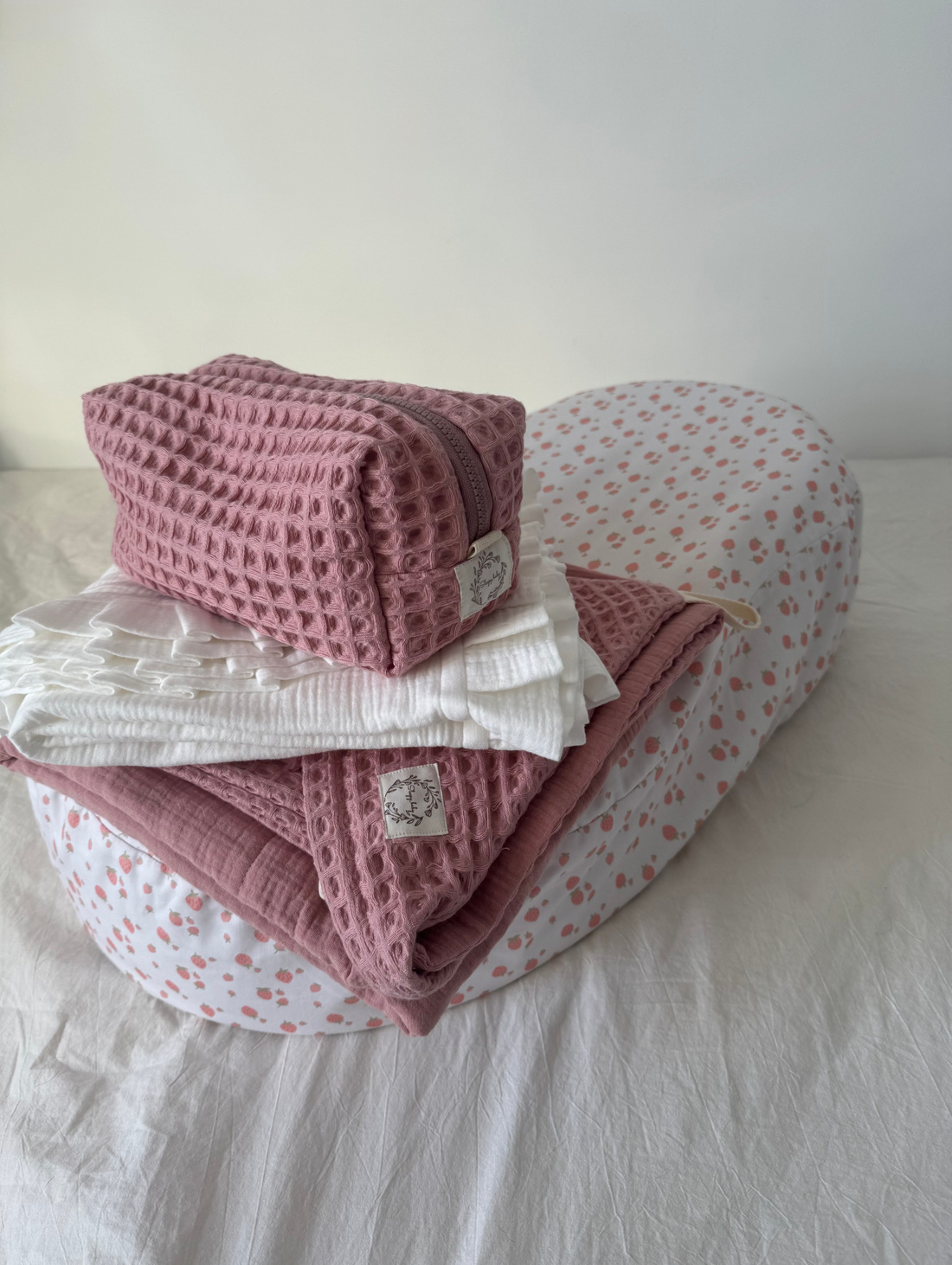 Наволочка на кокон «Клубнички» - фотография товара