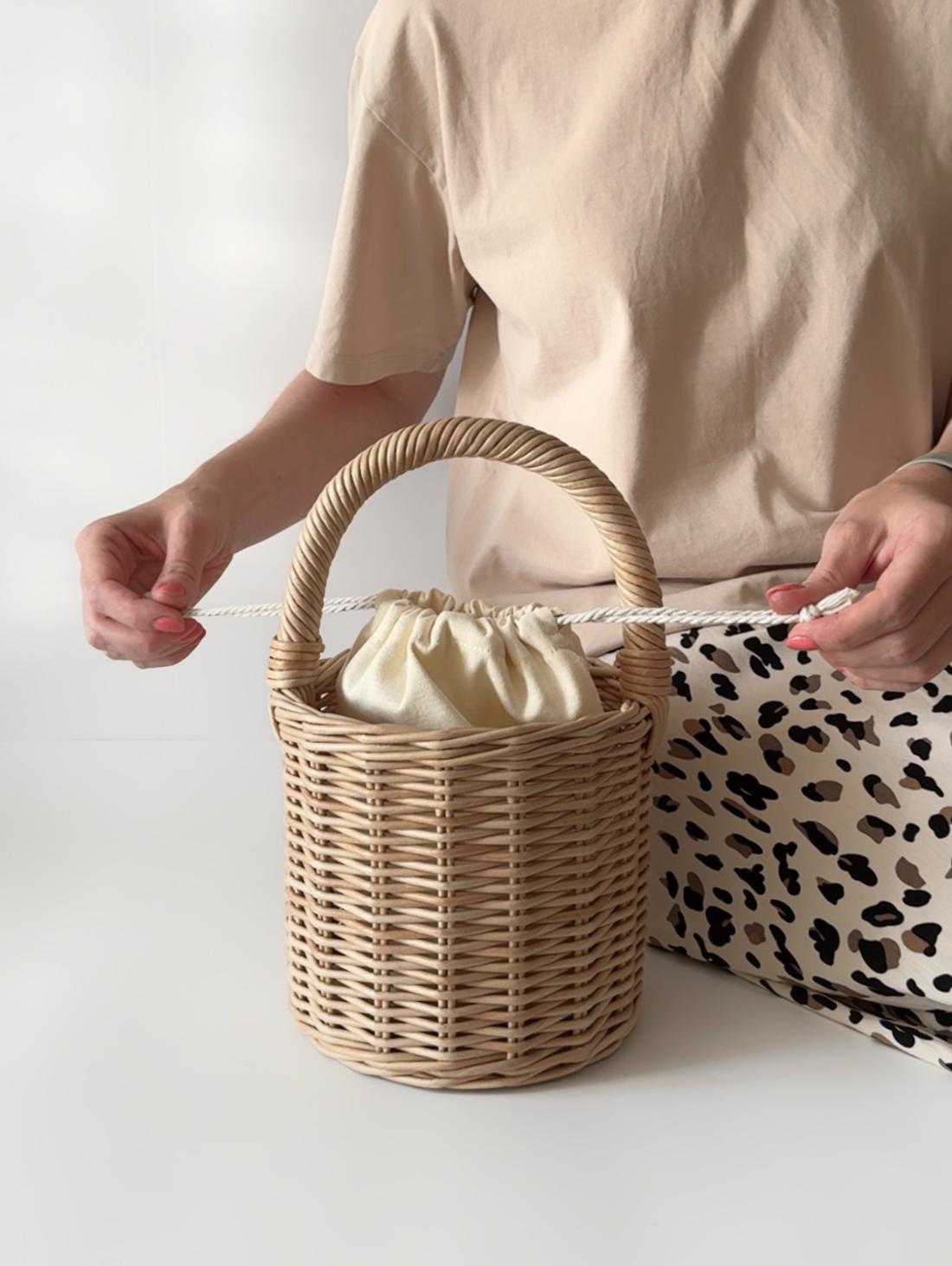 Плетёная корзина-сумка с чехлом - фотография товара