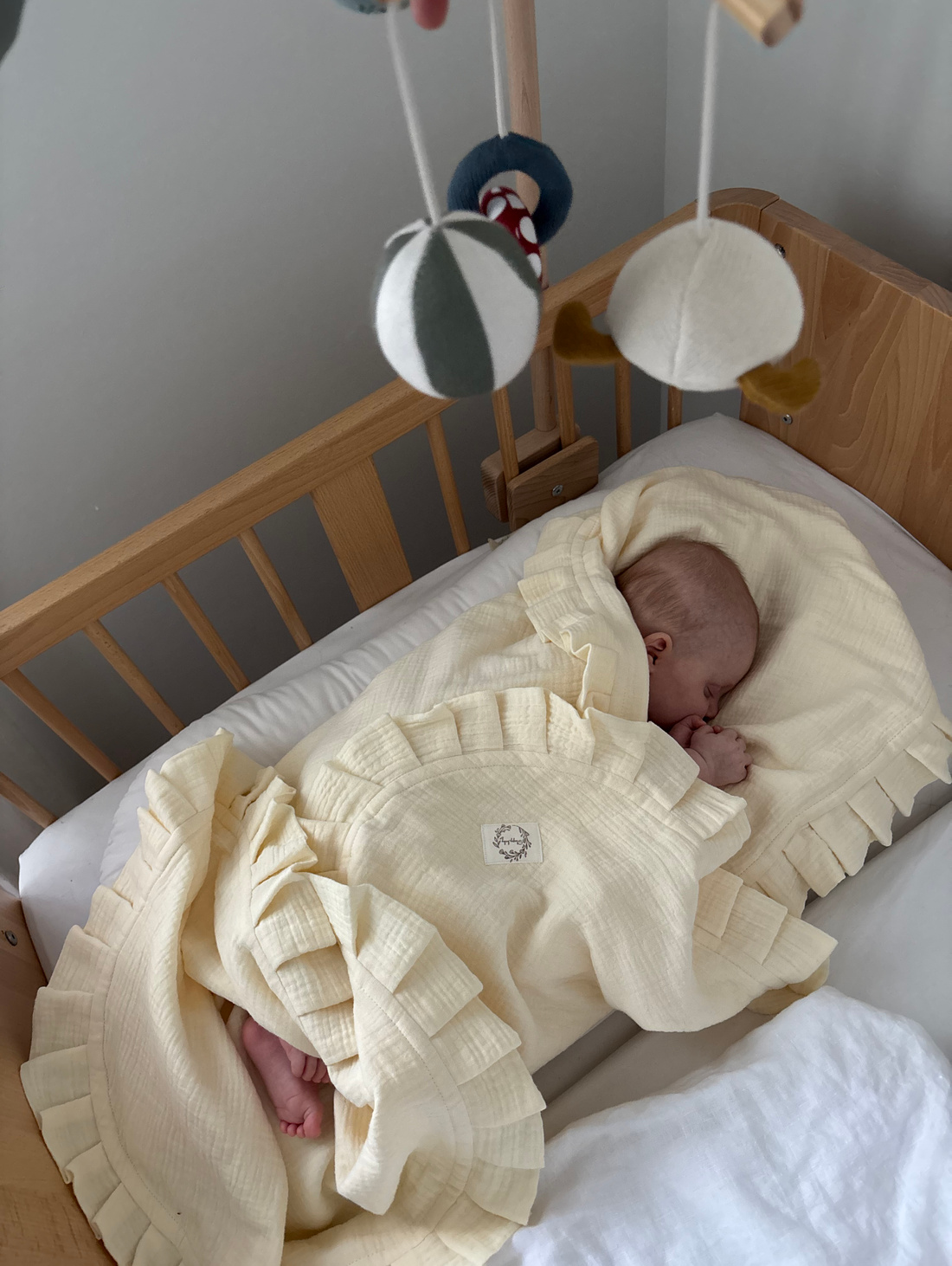 Муслиновый плед с рюшей "Сливочный" - фотография товара