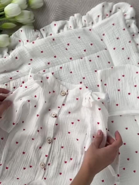 Комплект на выписку из муслина "Красные сердечки" с комбинезоном