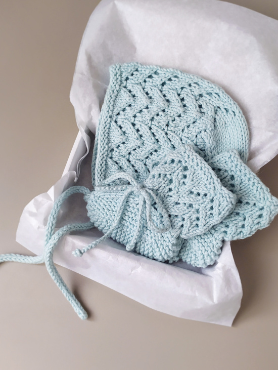 Комплект на выписку для мальчика - чепчик и пинетки