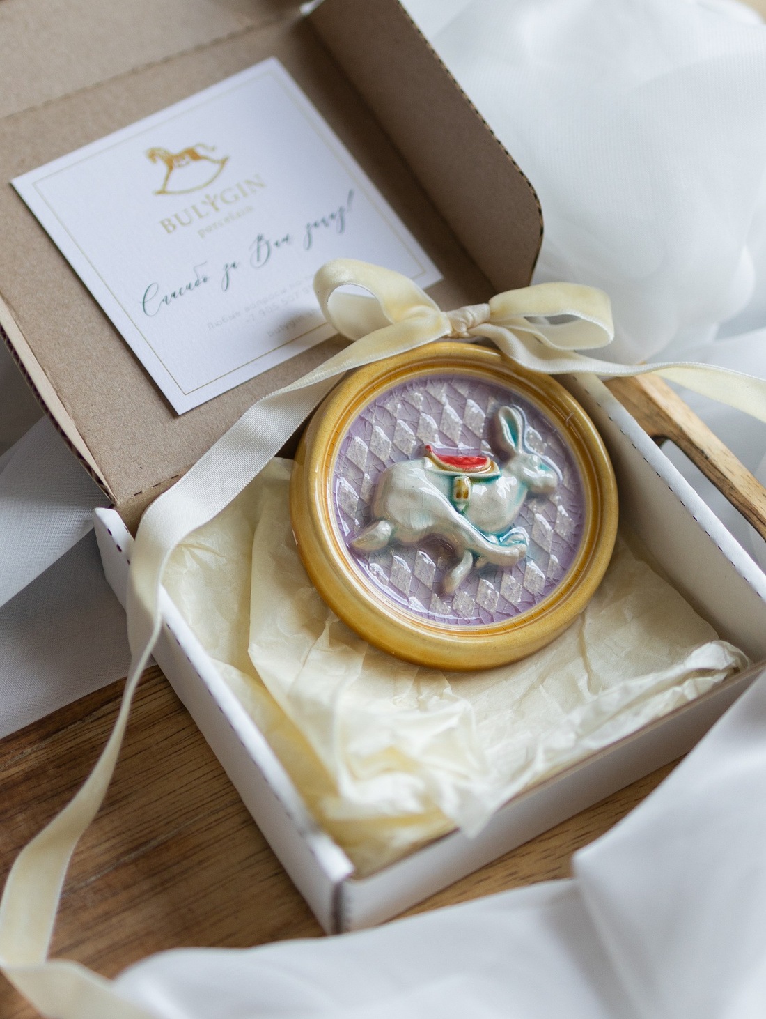 Круглый изразец "Зайчик на сиреневом фоне" - фотография товара