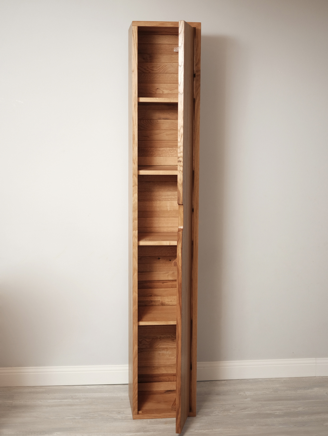 Узкий шкаф для ванной комнаты - фотография товара