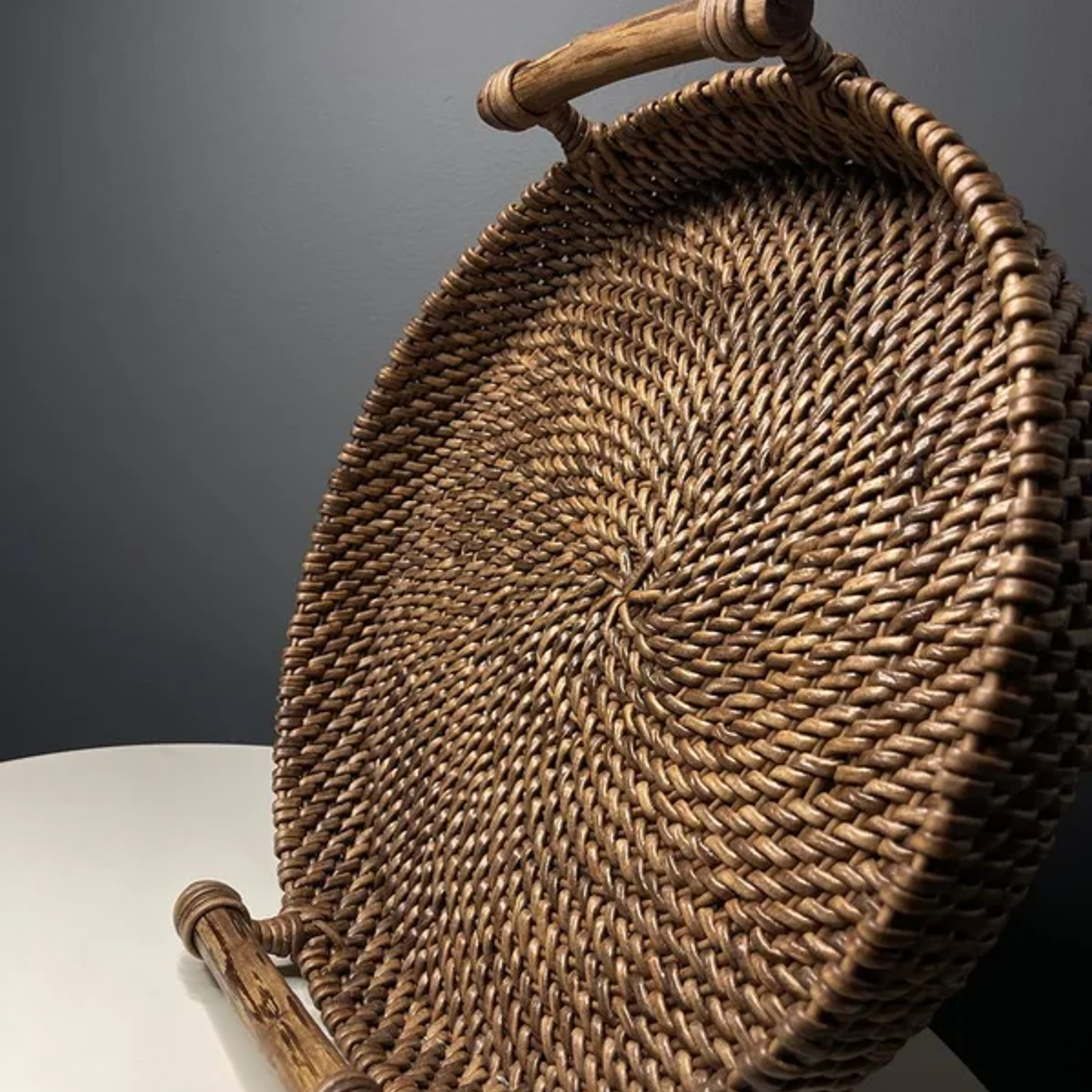 Круглый поднос с деревянными ручками - фотография товара