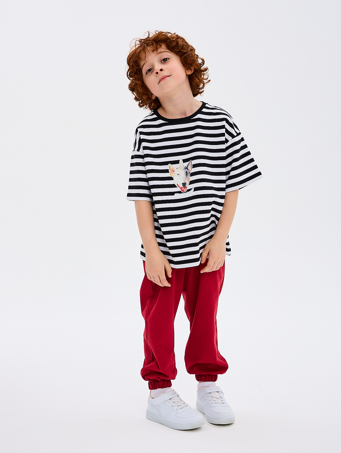 Футболка детская хлопковая в черно-белую полоску с принтом собаки - фотография товара