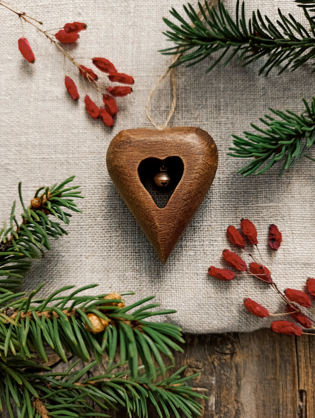 Елочная игрушка "Сердечко среднее N1 с бубенчиком" - фотография товара