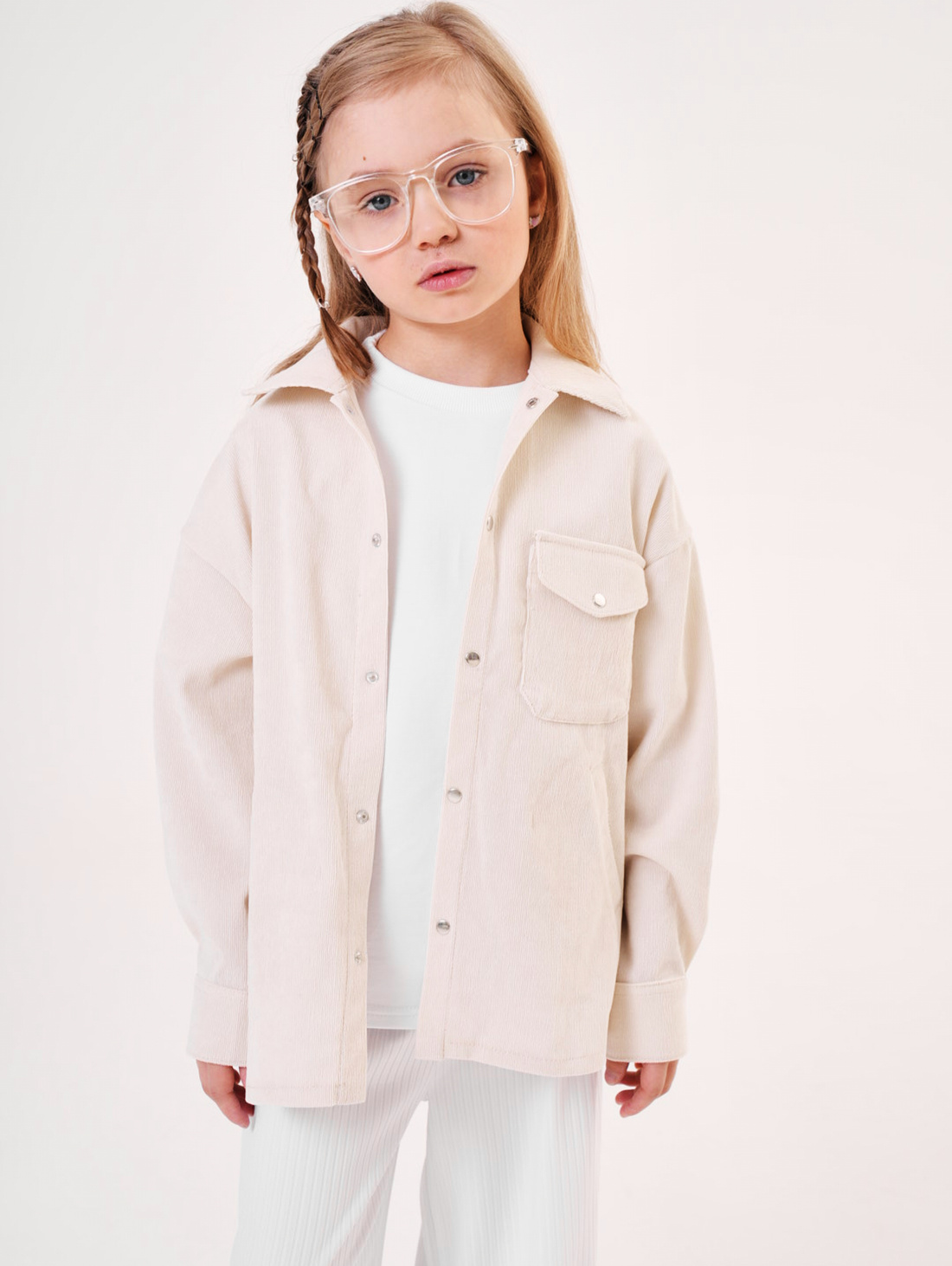 Рубашка оверсайз из микровельвета в светло-бежевом цвете - фотография товара