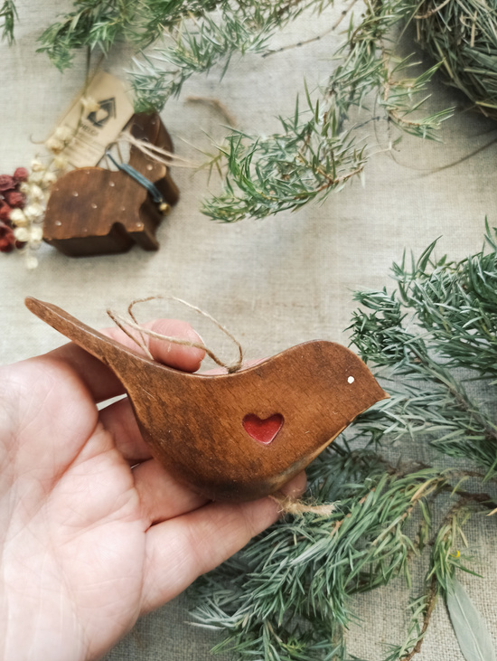 Елочная игрушка "Птичка большая с вырезанным сердечком с двух сторон".