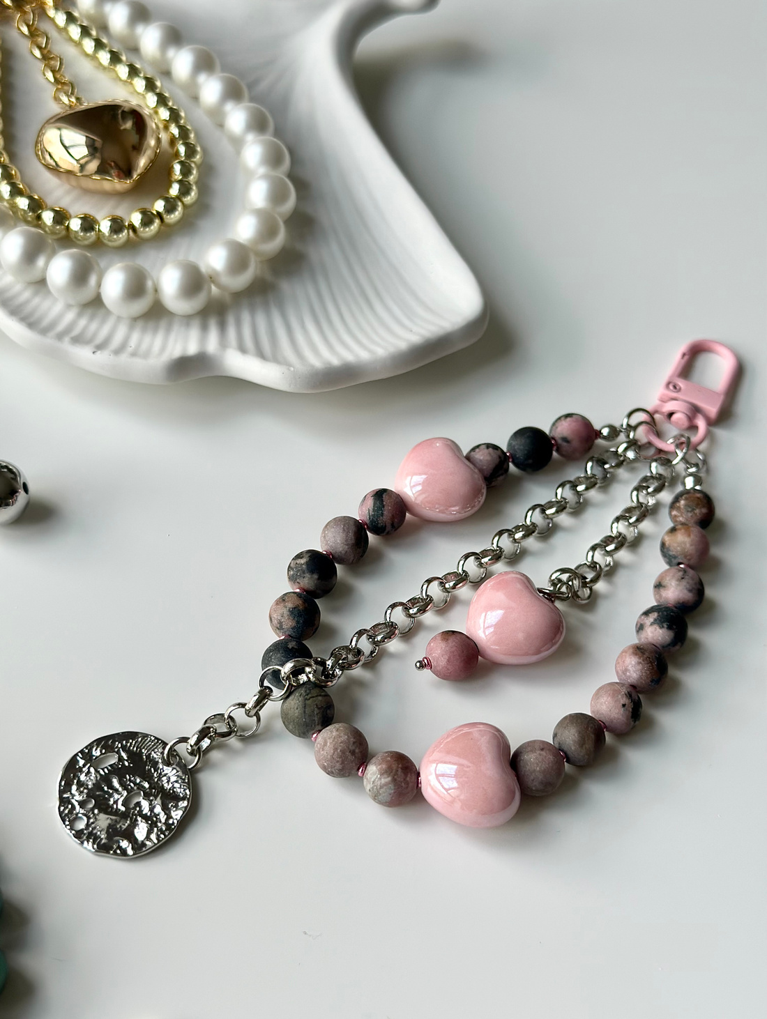 Обвес на сумку Сердечный из розового родонита - фотография товара