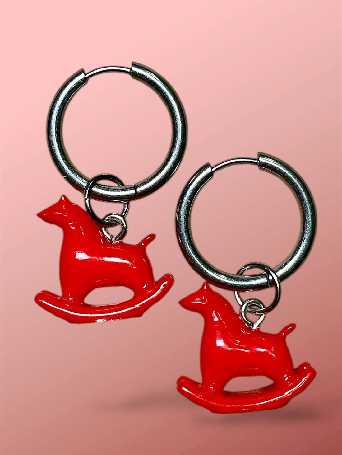 Серьги с красными лошадками-качалками - фотография товара