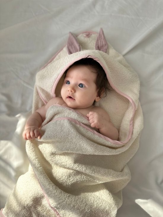 Махровое полотенце молочного цвета с ушками зайки