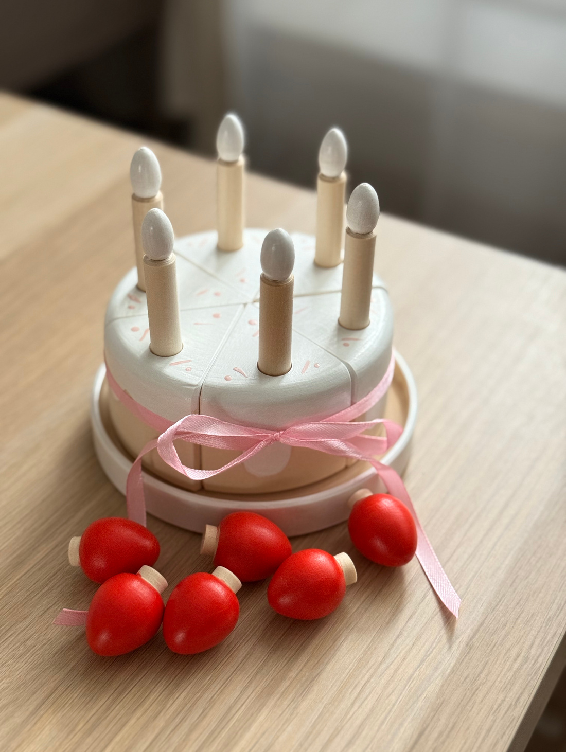 Торт игрушечный со свечками и ягодами - фотография товара