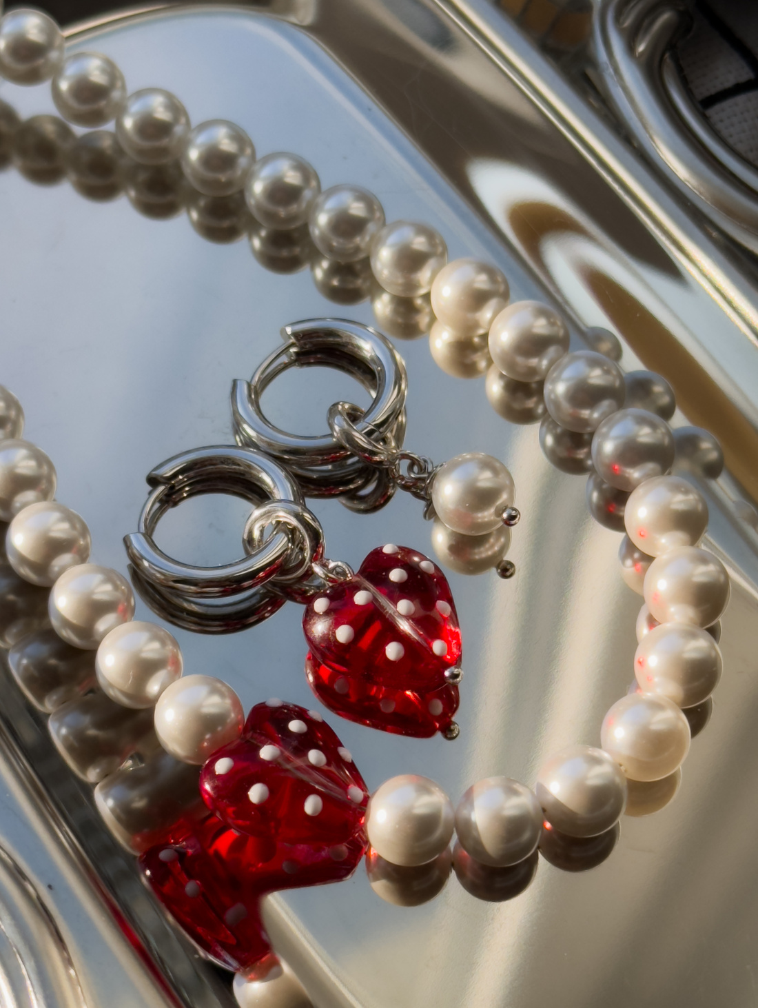 Комплект из чокера и сережек со стеклянным сердцем - фотография товара