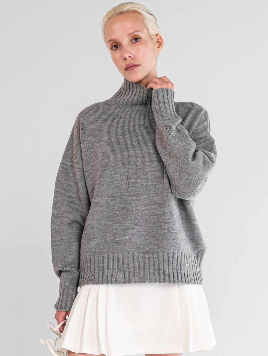 Серый свитер укороченный с эффектом порванности - фотография товара